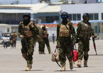 Miembros del segundo contingente de la policía keniana llegan a la capital de Haití, Puerto Príncipe. [Ralph Tedy Erol/Reuters]