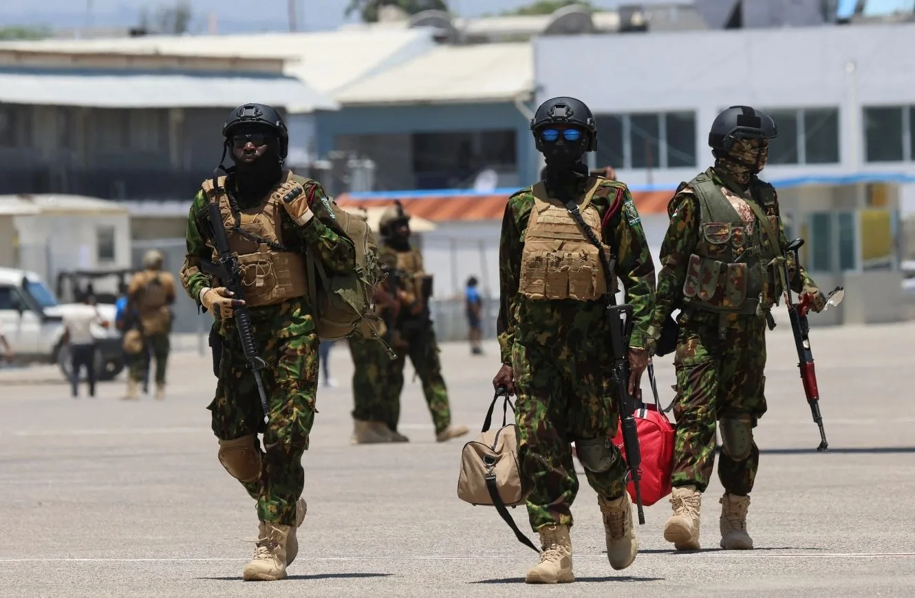 Miembros del segundo contingente de la policía keniana llegan a la capital de Haití, Puerto Príncipe. [Ralph Tedy Erol/Reuters]