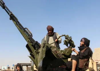 Combatientes talibanes con un cañón antiaéreo esperan cerca de la frontera entre Afganistán y Pakistán en Spin Boldak, provincia de Kandahar, el miércoles. Fotografía: Reuters