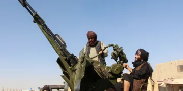 Combatientes talibanes con un cañón antiaéreo esperan cerca de la frontera entre Afganistán y Pakistán en Spin Boldak, provincia de Kandahar, el miércoles. Fotografía: Reuters