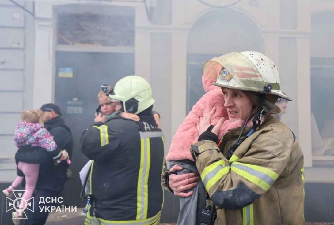 Rusia ataca un jardín de infantes en Ucrania mientras se estancan las negociaciones de paz