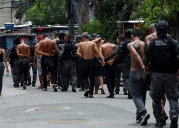 Miembros de la unidad especial de la policía militar detienen a presuntos traficantes de drogas durante una operación policial contra el narcotráfico en la favela de Penha, en Río de Janeiro, Brasil, el 28 de octubre. REUTERS/Aline Massuca