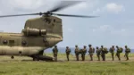 Soldados estadounidenses suben a bordo de un helicóptero Chinook durante unas maniobras militares conjuntas con los marines filipinos en abril de 2023. Las frecuentes maniobras en la provincia de Batanes forman parte de una estrategia más amplia de Estados Unidos para aprovechar el archipiélago filipino con el fin de disuadir o derrotar una invasión china de Taiwán. Cuerpo de Marines de Estados Unidos/Cabo Grace Gerlach/Fotografía facilitada por REUTERS
