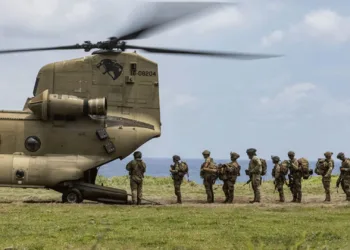 Soldados estadounidenses suben a bordo de un helicóptero Chinook durante unas maniobras militares conjuntas con los marines filipinos en abril de 2023. Las frecuentes maniobras en la provincia de Batanes forman parte de una estrategia más amplia de Estados Unidos para aprovechar el archipiélago filipino con el fin de disuadir o derrotar una invasión china de Taiwán. Cuerpo de Marines de Estados Unidos/Cabo Grace Gerlach/Fotografía facilitada por REUTERS