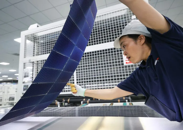 Un empleado trabaja en la línea de producción de paneles solares para la exportación en Lianyungang, China, en junio de 2024.Si Wei/VCG/Getty Images