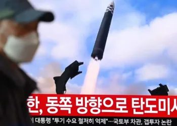 Los surcoreanos pudieron ver las noticias sobre el misil en estaciones de ferrocarril, como ésta de Seúl.
Image: Jung Yeon-je/AFP