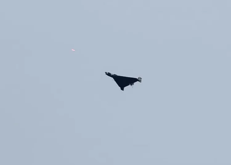 Un dron ruso sobrevuela Kiev, Ucrania, mientras militares ucranianos disparan contra él el 28 de septiembre de 2025.
Gleb Garanich/Reuters