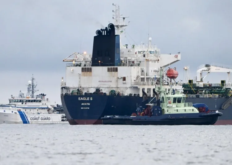 Las autoridades finlandesas informaron que estaban trasladando el petrolero confiscado Eagle S, sospechoso de causar daños a un cable submarino (Lehtikuva/AFP vía Getty Images).