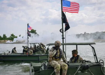 Soldados estadounidenses manejan embarcaciones a través del río Danubio durante unas maniobras militares en Frecatei, Rumanía, en junio. (Daniel Mihailescu/AFP/Getty Images)