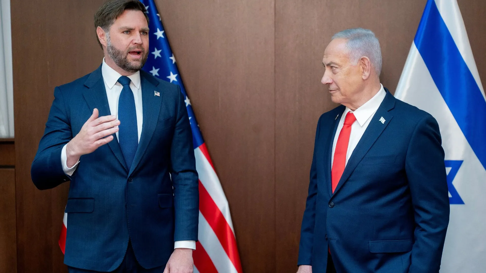 El Vicepresidente JD Vance se reunió en Jerusalén con el Primer Ministro de Israel, Benjamin Netanyahu, y manifestó su optimismo respecto al mantenimiento del alto el fuego en Gaza. Los recientes brotes de violencia en Gaza han puesto de manifiesto la fragilidad de la tregua.
Crédito
Crédito...
Nathan Howard para The New York Times