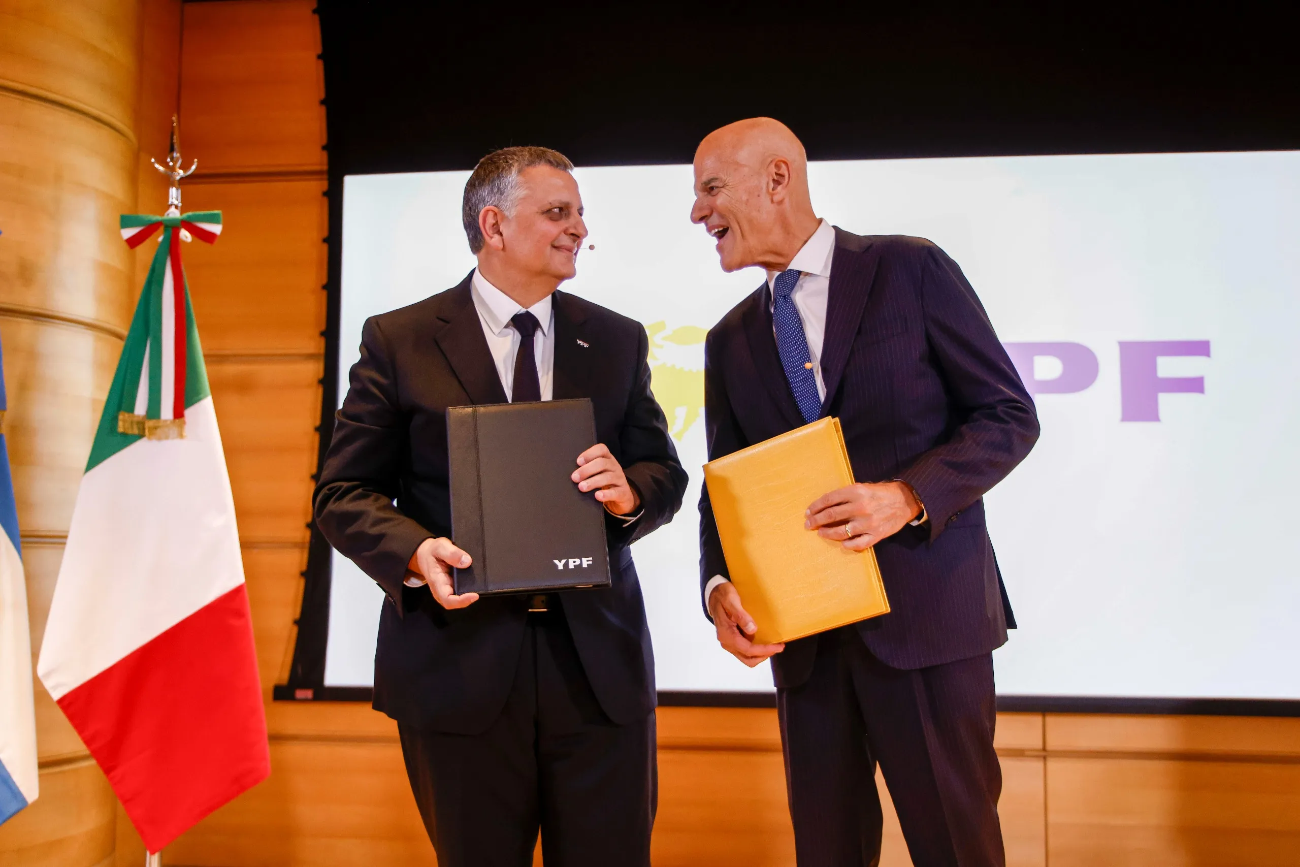 YPF y Eni invertirán más de USD 20.000 millones para exportar GNL desde Vaca Muerta