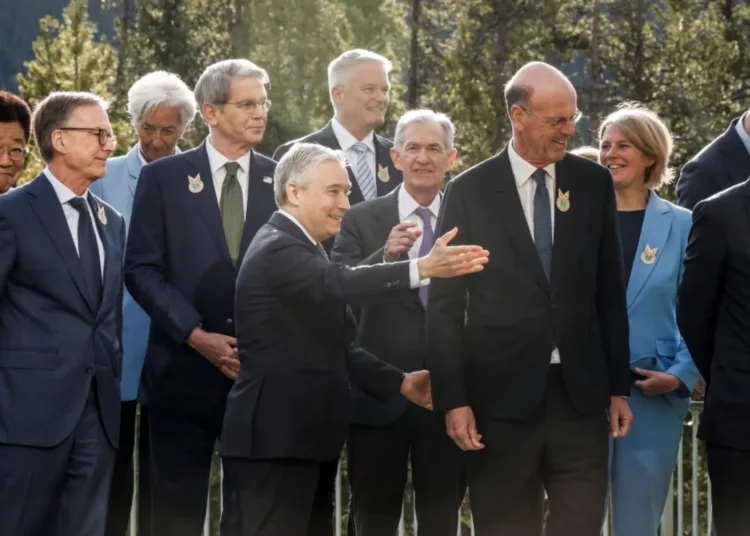 El Ministro de Finanzas de Canadá, Francois-Philippe Champagne, en el centro, dirige a sus colegas a la sala de reuniones tras una foto de familia con sus colegas en la reunión de Ministros de Finanzas del G7 en Banff, Alta, el miércoles. (Jeff McIntosh/The Canadian Press)