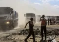Camiones que transportan ayuda alimentaria y combustible, acompañados por un equipo de las Naciones Unidas, atraviesan el paso fronterizo de Kerem Shalom y llegan a la ciudad de Khan Yunis, Gaza, el 15 de octubre de 2025. (Foto AA)