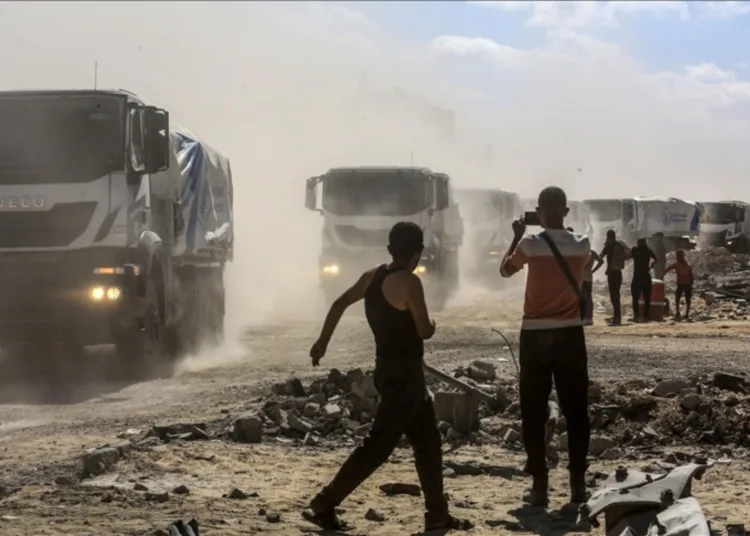 Camiones que transportan ayuda alimentaria y combustible, acompañados por un equipo de las Naciones Unidas, atraviesan el paso fronterizo de Kerem Shalom y llegan a la ciudad de Khan Yunis, Gaza, el 15 de octubre de 2025. (Foto AA)