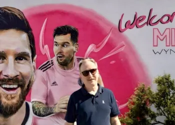 El embajador de EE.UU. con un mural de Messi vía X