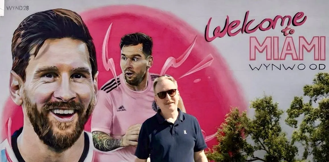 El embajador de Estados Unidos en Argentina posó con un mural de Messi antes de viajar a Buenos Aires