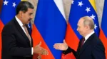 El presidente ruso, Vladímir Putin, y el presidente venezolano, Nicolás Maduro, se dan la mano en el Kremlin, en Moscú, el 7 de mayo. (Alexander Nemenov/AFP/Getty Images)