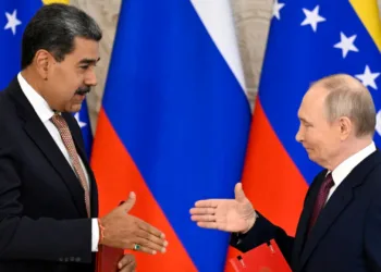 El presidente ruso, Vladímir Putin, y el presidente venezolano, Nicolás Maduro, se dan la mano en el Kremlin, en Moscú, el 7 de mayo. (Alexander Nemenov/AFP/Getty Images)