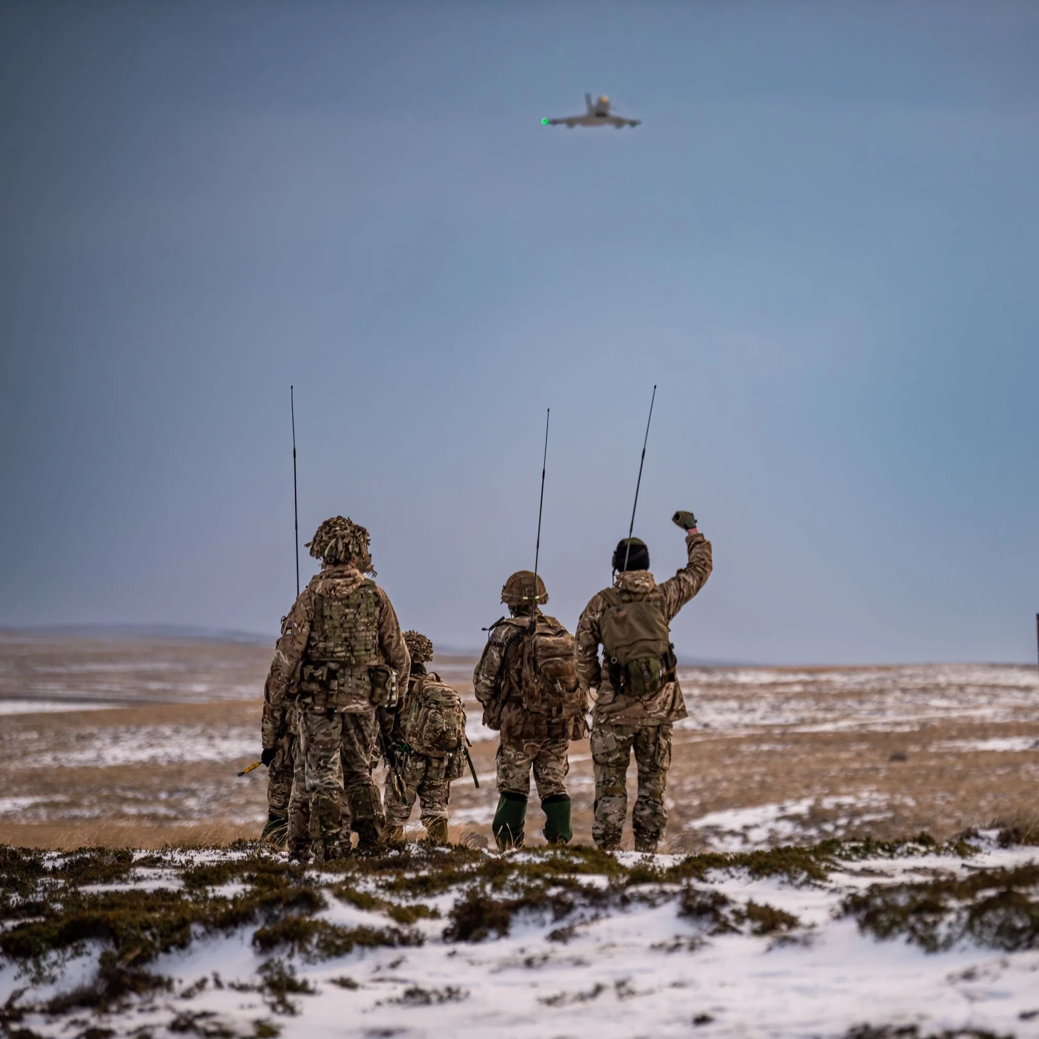 Fuerzas Armadas británicas intensifican ejercicios militares en las Islas Malvinas con fuego real y paracaidistas