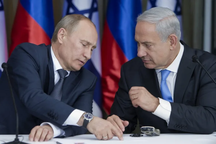 El presidente ruso Vladimir Putin (izquierda) con el primer ministro Benjamin Netanyahu, mientras se preparan para dar declaraciones conjuntas tras una reunión y un almuerzo en la residencia del líder israelí en Jerusalén, el 25 de junio de 2012. (AP/Jim Hollander, Pool/Archivo)
