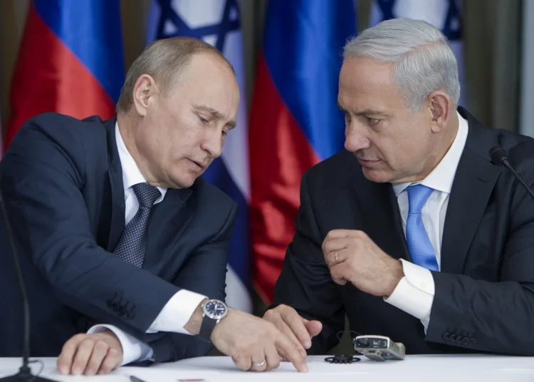 El presidente ruso Vladimir Putin (izquierda) con el primer ministro Benjamin Netanyahu, mientras se preparan para dar declaraciones conjuntas tras una reunión y un almuerzo en la residencia del líder israelí en Jerusalén, el 25 de junio de 2012. (AP/Jim Hollander, Pool/Archivo)
