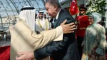 El emir de Kuwait, jeque Mishal Al Ahmad Al Sabah (izq.), da la bienvenida al presidente Recep Tayyip Erdoğan, Ciudad de Kuwait, Kuwait, 21 de octubre de 2025. (Foto AA)