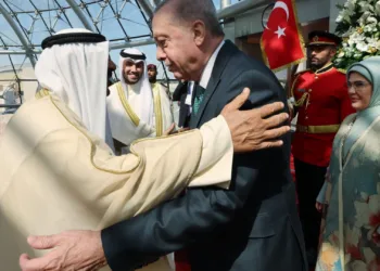 El emir de Kuwait, jeque Mishal Al Ahmad Al Sabah (izq.), da la bienvenida al presidente Recep Tayyip Erdoğan, Ciudad de Kuwait, Kuwait, 21 de octubre de 2025. (Foto AA)