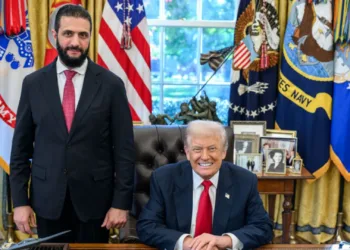 El nuevo jefe de estado de Siria, Ahmed Al-Sharaa, se reunión con Donald Trump en el Salón Oval / Créditos: Truth Social.