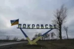 Soldados rusos fueron vistos entrando en motos y camionetas a la ciudad ucraniana de Pokrovsk / Créditos: Evgeniy Maloletka - AP