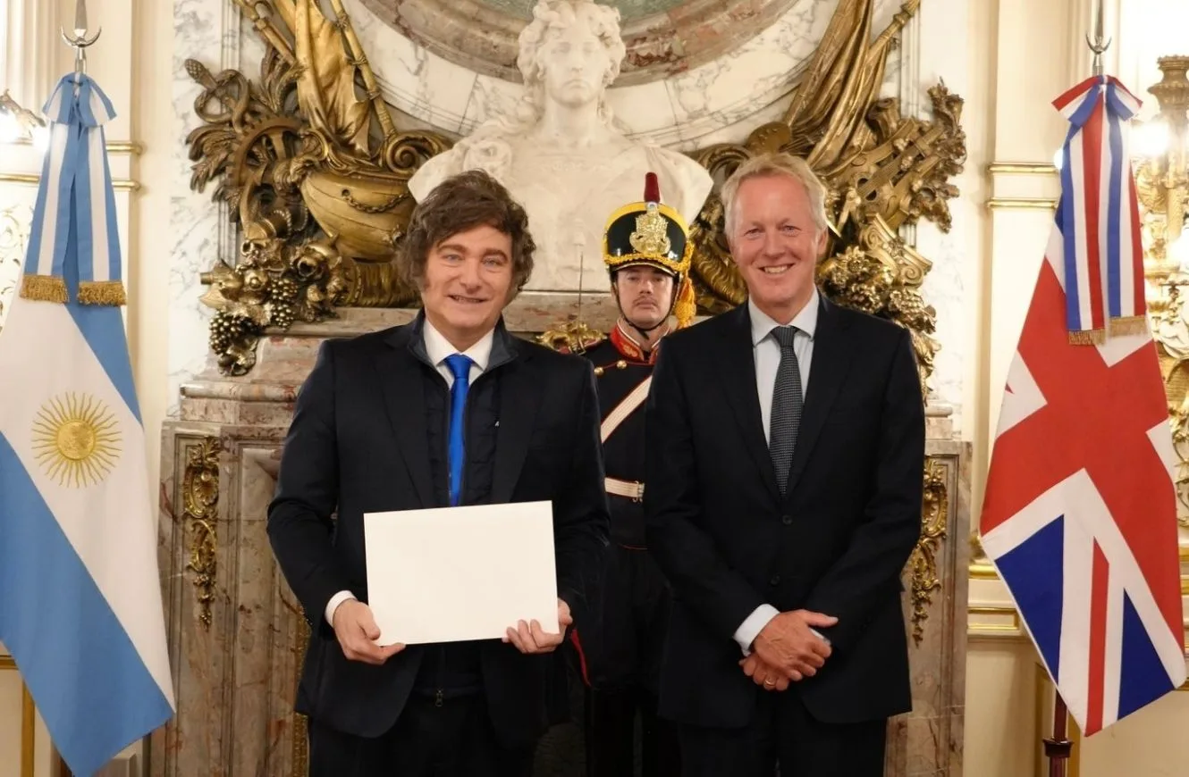 El nuevo embajador del Reino Unido en Argentina presentó credenciales ante el presidente Javier Milei