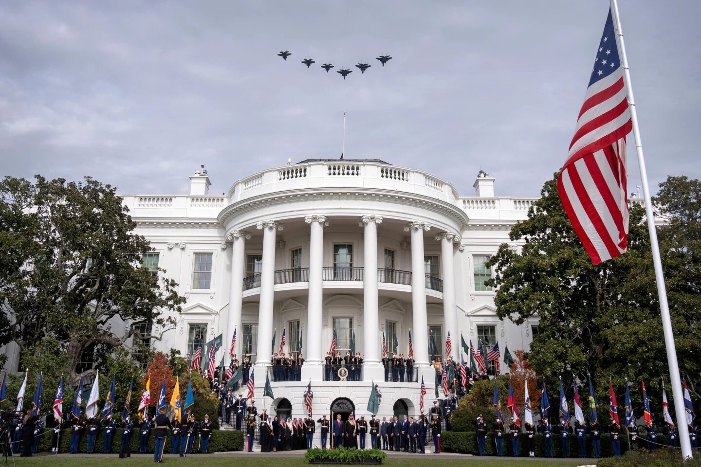 Aviones militares sobrevuelan la Casa Blanca mientras el presidente Donald Trump recibe al príncipe heredero de Arabia Saudita, Mohammed bin Salman, el martes 18 de noviembre de 2025, en Washington. (Foto AP/Mark Schiefelbein)