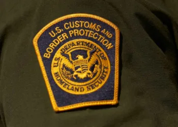 El rol de ICE se halla en cuestión mientras aumentan las protestas contra su ampliación de capacidades, parte de la promesa de campaña de Donald Trump de deportar 3000 inmigrantes ilegales por día / Créditos: ALLISON DINNER/AFP/AFP via Getty Images