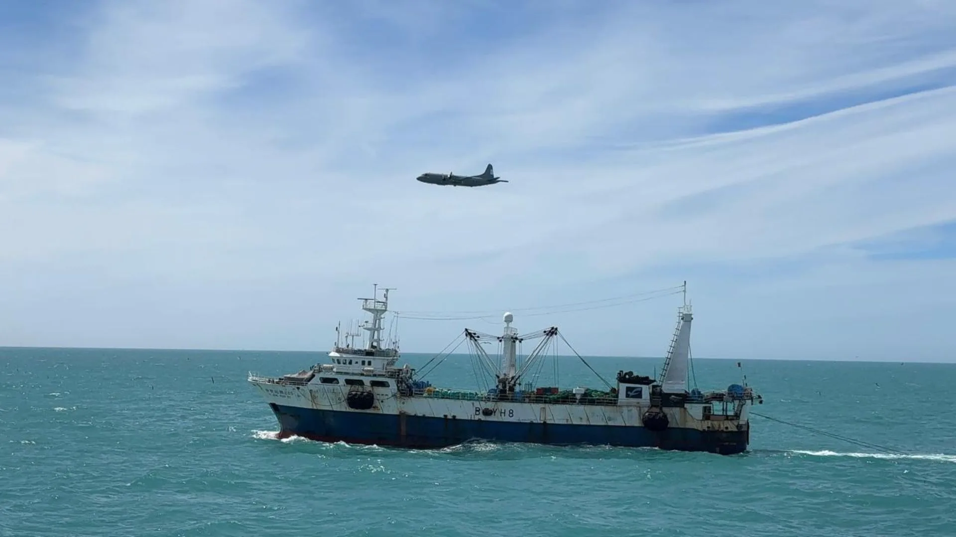 La Armada Argentina refuerza el control marítimo frente a la pesca extranjera en el Atlántico Sur con la Operación Mare Nostrum V