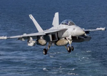 Un E/A-18G Growler del Carrier Air Wing 8, asignado al Escuadrón de Ataque Electrónico 142, se prepara para aterrizar en el portaaviones más grande del mundo, el USS Gerald R. Ford (CVN 78), en el Mar de Noruega, por encima del Círculo Polar Ártico, el 3 de septiembre de 2025. El Gerald R. Ford, un portaaviones nuclear de primera clase y buque insignia desplegado del Grupo de Ataque de Portaaviones Doce, está en una misión programada en el área de operaciones de la 6ª Flota de los EE. UU. para apoyar la efectividad en combate, la letalidad y la preparación de las Fuerzas Navales de EE. UU. en Europa y África, y defender los intereses de EE. UU., aliados y socios en la región. (Foto de la Marina de los EE. UU. por la Especialista en Comunicación de Masas, Marinera Brianna Barnett)