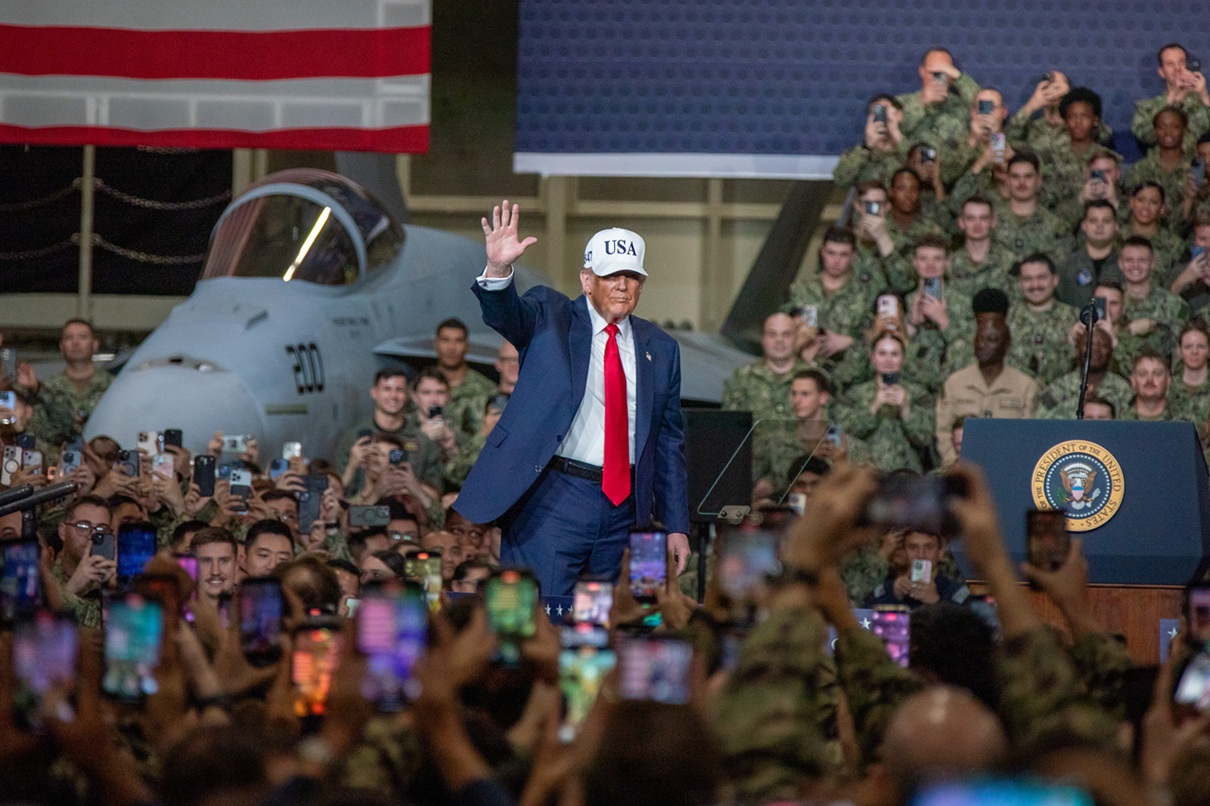 Presidente Donald Trump de EE.UU. saluda tropas en portaaviones