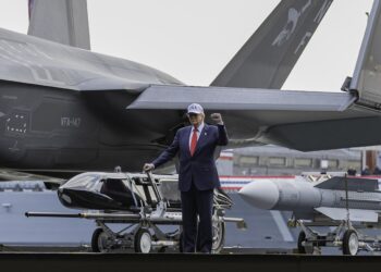 Presidente de EE.UU. Donald Trump saluda desde un portaaviones
