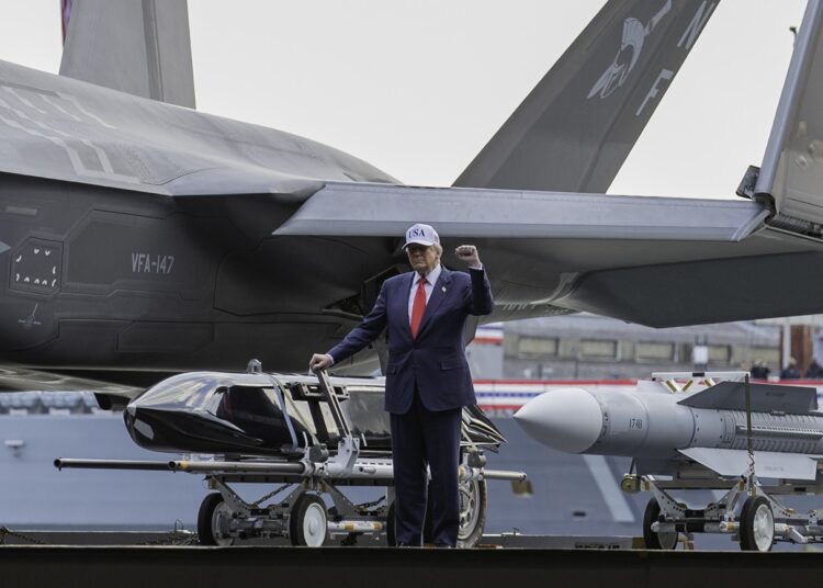Presidente de EE.UU. Donald Trump saluda desde un portaaviones