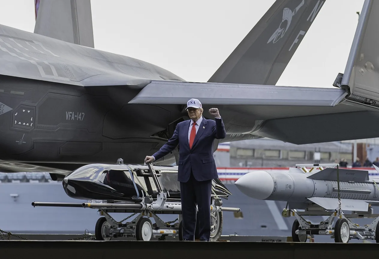 Presidente de EE.UU. Donald Trump saluda desde un portaaviones