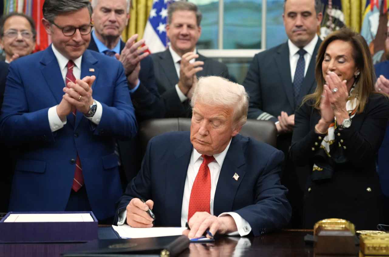 Trump firma la ley para reabrir el gobierno de Estados Unidos tras el cierre más largo de su historia