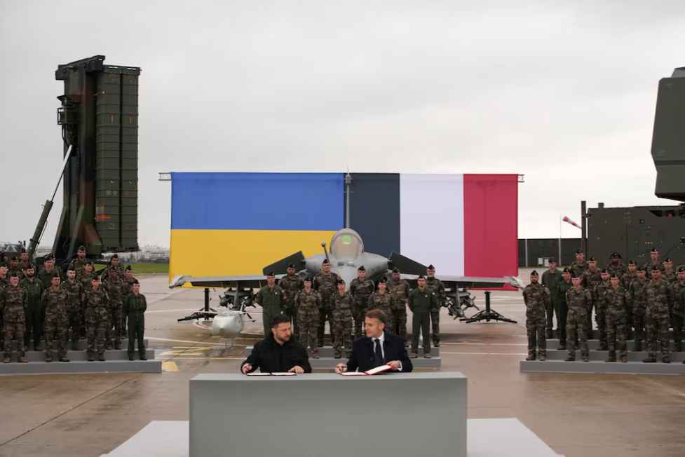 Zelenski y Macron firman carta de intención para que Francia provea cien cazas Rafale a Ucrania
