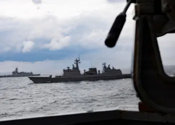 El destructor de la Armada de la República de Corea (ROK) de la clase Chungmugong Yi Sun-sin, ROKS Wang Geon (DDG 978), a la derecha, y la fragata de clase Daegu ROKS Daejeon (FFG 823), a la izquierda, navegan en formación junto al destructor lanzamisiles de clase Arleigh Burke USS Dewey (DDG 105) durante el ejercicio marítimo de operaciones especiales (MCSOFEX) con la Armada de la ROK el 18 de noviembre de 2025. El Dewey está desplegado en primera línea y asignado al Escuadrón de Destructores (DESRON) 15, el DESRON más grande de la Armada y la principal fuerza de superficie de la 7.ª Flota de los Estados Unidos. El MCSOFEX es un ejercicio que promueve la cooperación regional en materia de seguridad, mantiene y refuerza las alianzas y mejora la interoperabilidad con la Armada de la República de Corea. (Fotografía de la Armada de los Estados Unidos realizada por el especialista en comunicación de masas de segunda clase Oscar Díaz).