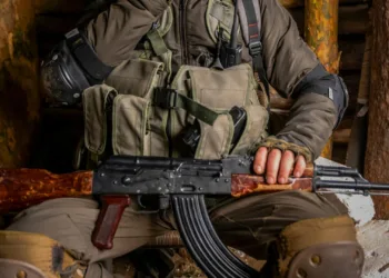 Un soldado ucraniano con un rifle de asalto de estilo soviético en Irpin, en marzo. 
Crédito...
Daniel Berehulak para The New York Times