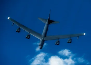 Un bombardero B-52 Stratofortress de la Fuerza Aérea de los EE. UU., asignado al 2º Ala de Bombardeo, navega en el área de responsabilidad del Comando Sur de los EE. UU., el 15 de octubre de 2025. Las demostraciones de ataques con bombarderos contribuyen a la defensa colectiva del hemisferio occidental y demuestran el compromiso de los EE. UU. con la seguridad y protección de la región. (Foto de la Fuerza Aérea de los EE. UU. por el Aviador Senior Zachary Foster)
