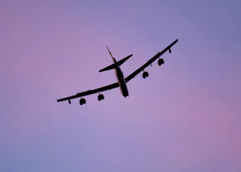 Un B-52H Stratofortress de la Fuerza Aérea de los Estados Unidos asignado al 2.º Ala de Bombarderos, Base Aérea Barksdale, Luisiana, se prepara para aterrizar en la Base Aérea de Morón, España, el 8 de noviembre de 2025, como parte de la Fuerza Operativa de Bombarderos 26-1. Los despliegues de la BTF ponen de manifiesto la capacidad de la Fuerza Aérea de los Estados Unidos para desplegar rápidamente activos estratégicos desde bases estadounidenses a Europa y más allá, lo que demuestra su alcance global. (Fotografía de la Fuerza Aérea de los Estados Unidos realizada por el sargento técnico Codie Trimble)