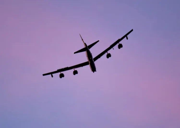 Un B-52H Stratofortress de la Fuerza Aérea de los Estados Unidos asignado al 2.º Ala de Bombarderos, Base Aérea Barksdale, Luisiana, se prepara para aterrizar en la Base Aérea de Morón, España, el 8 de noviembre de 2025, como parte de la Fuerza Operativa de Bombarderos 26-1. Los despliegues de la BTF ponen de manifiesto la capacidad de la Fuerza Aérea de los Estados Unidos para desplegar rápidamente activos estratégicos desde bases estadounidenses a Europa y más allá, lo que demuestra su alcance global. (Fotografía de la Fuerza Aérea de los Estados Unidos realizada por el sargento técnico Codie Trimble)