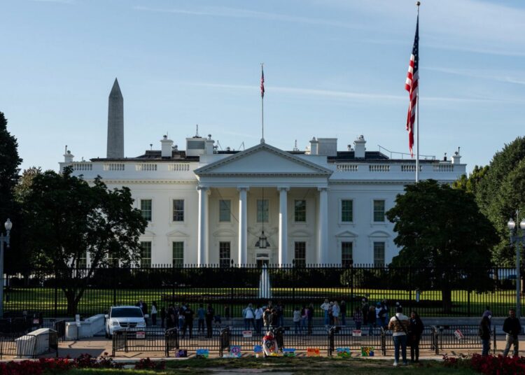 Visitantes frente a la Casa Blanca en el tercer día del cierre del Gobierno. Créditos: Eric Lee para The New York Times.