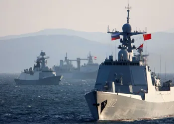 Buques de guerra chinos y rusos transitan por una zona marítima simulada minada durante el ejercicio naval Joint Sea-2021 en la mañana del 15 de octubre. [Foto/Xinhua]