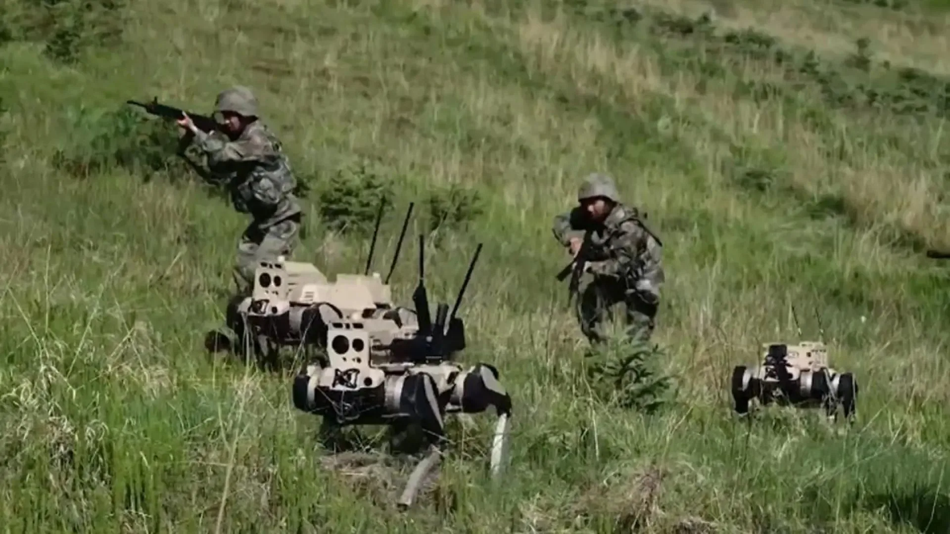 China despliega por primera vez robots cuadrúpedos “lobo” en un ejercicio con fuego real que simuló un desembarco en Taiwán