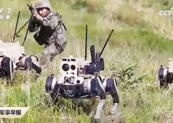La cadena estatal china China Central Television retransmitió un ejercicio del Ejército Popular de Liberación de China en el que se utilizaban «robots lobo» de cuatro patas.