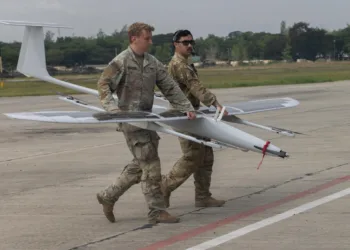 El Sargento de Estado Mayor del Ejército de los EE. UU. Anthony Leonguerrero y el Especialista Lukas Bond, operadores de sistemas de aeronaves no tripuladas asignados a la 1ª Fuerza de Tarea Multidominio del Ejército de los EE. UU. en el Pacífico (USARPAC), escoltan un dron K1000 para el uso de Video en Movimiento Completo (FMV) e Inteligencia, Vigilancia y Reconocimiento (ISR), en apoyo de Salaknib 25 en Fort Magsaysay, Filipinas, el 29 de mayo de 2025. El FMV y el ISR aumentan la conciencia del dominio marítimo bilateral y proporcionan a los equipos de mando una conciencia situacional en vivo a través de reconocimiento de áreas, zonas y rutas. Esta iteración del Centro de Preparación Multinacional del Pacífico Conjunto Exportable (JPMRC-X) durante Salaknib II marca la segunda rotación del Centro de Entrenamiento de Combate (CTC) llevada a cabo en Filipinas. Como parte del principal CTC regional del Ejército, el JPMRC-X permite al Ejército de los EE. UU., la fuerza conjunta, aliados y socios desarrollar habilidades en entornos y condiciones realistas. A través de capacidades exportables, el JPMRC-X refuerza la preparación para el combate, mejora las relaciones multilaterales y contribuye a la seguridad y estabilidad regional en el Indo-Pacífico. (Foto del Ejército de los EE. UU. por el Soldado de Primera Clase Jose Nunez)